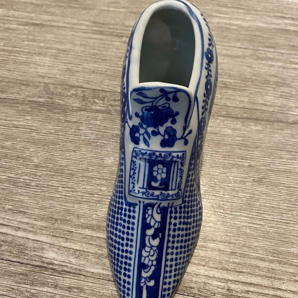 Blue and white decorative shoe the Canton collection is 7 3/4" long x 4 high - Picture 6 of 13